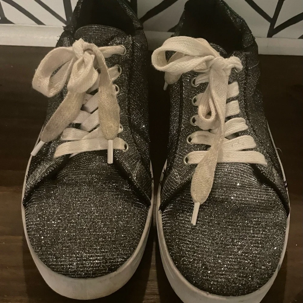 Bamboo‎ metallic silver shoes with green lips shoes